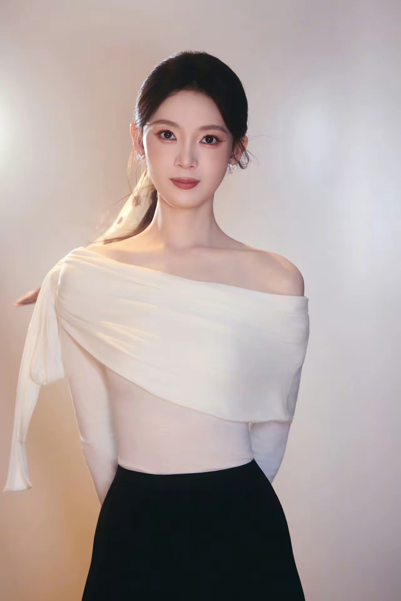 个人觉得娱乐圈最干净观众缘很好的只有陈都灵和陈瑶吧！两美女身材年龄都相仿。嘟嘟很