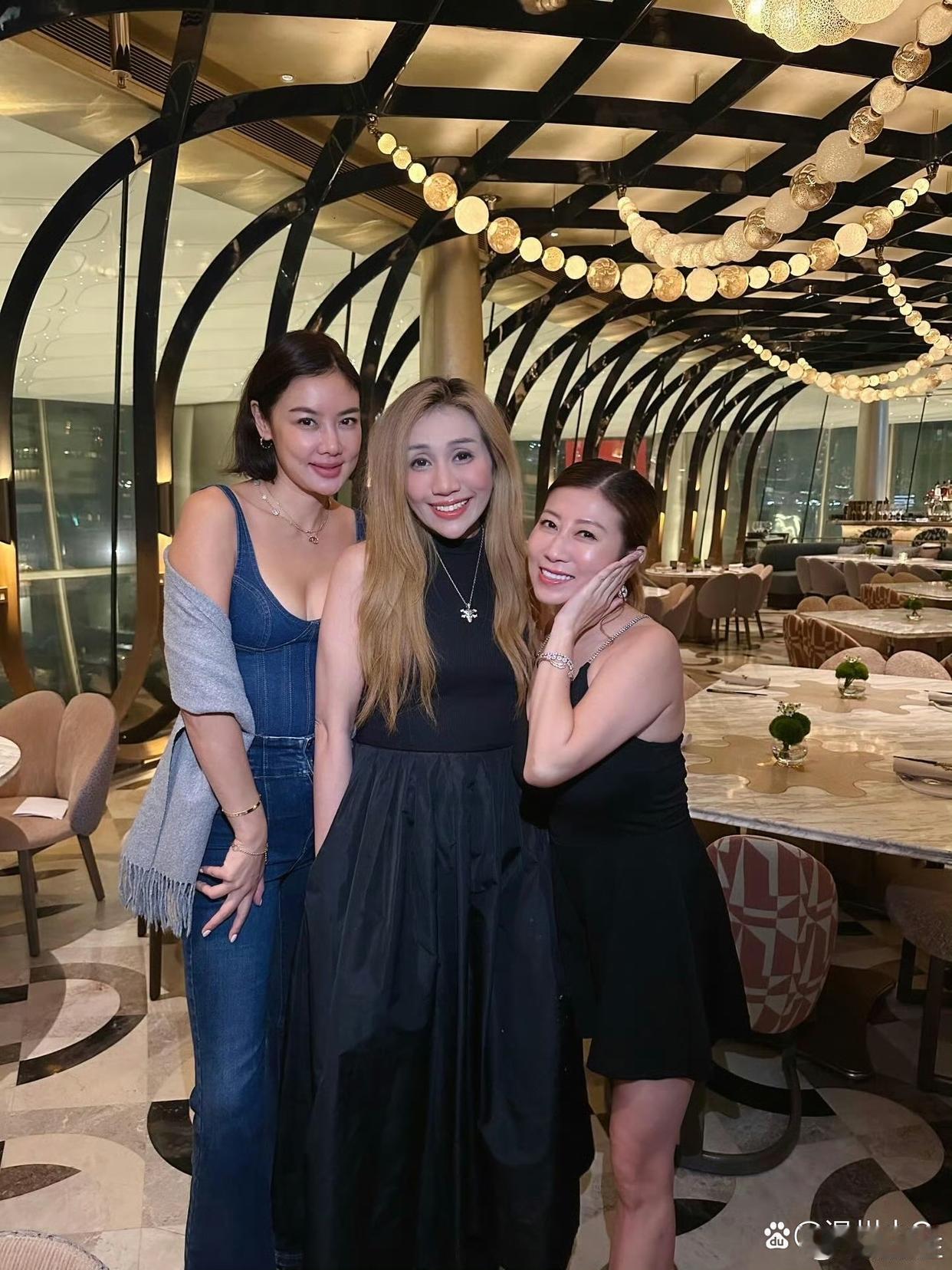 乐基儿、何超盈和刘晨芝聚会，三人站一起就是一排wifi信号。乐基儿的骨架子是真大