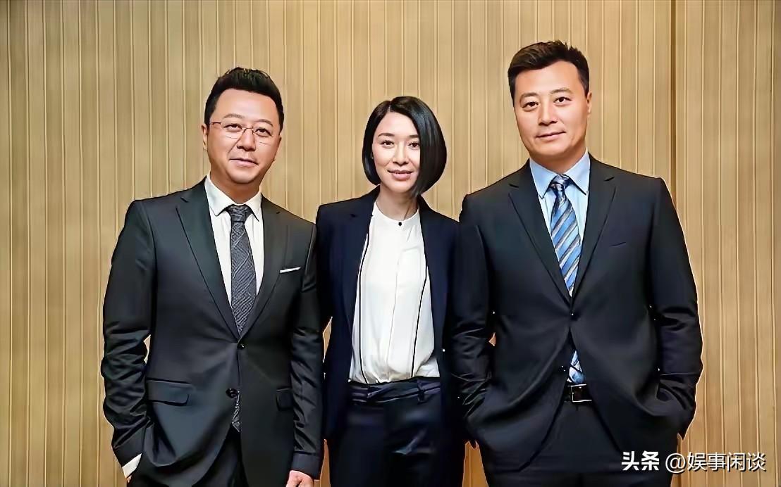 哈哈哈😁谁能认全这三位老明星？认出任意一位都暴露年龄，尤其是站在C位的这位姑娘