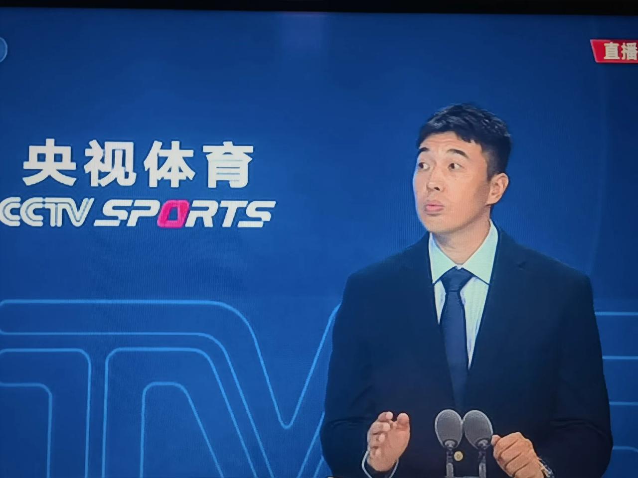 央视的评说太到位了！中国男篮对阵新西兰男篮的比赛，上半场结束了，42：40，中国