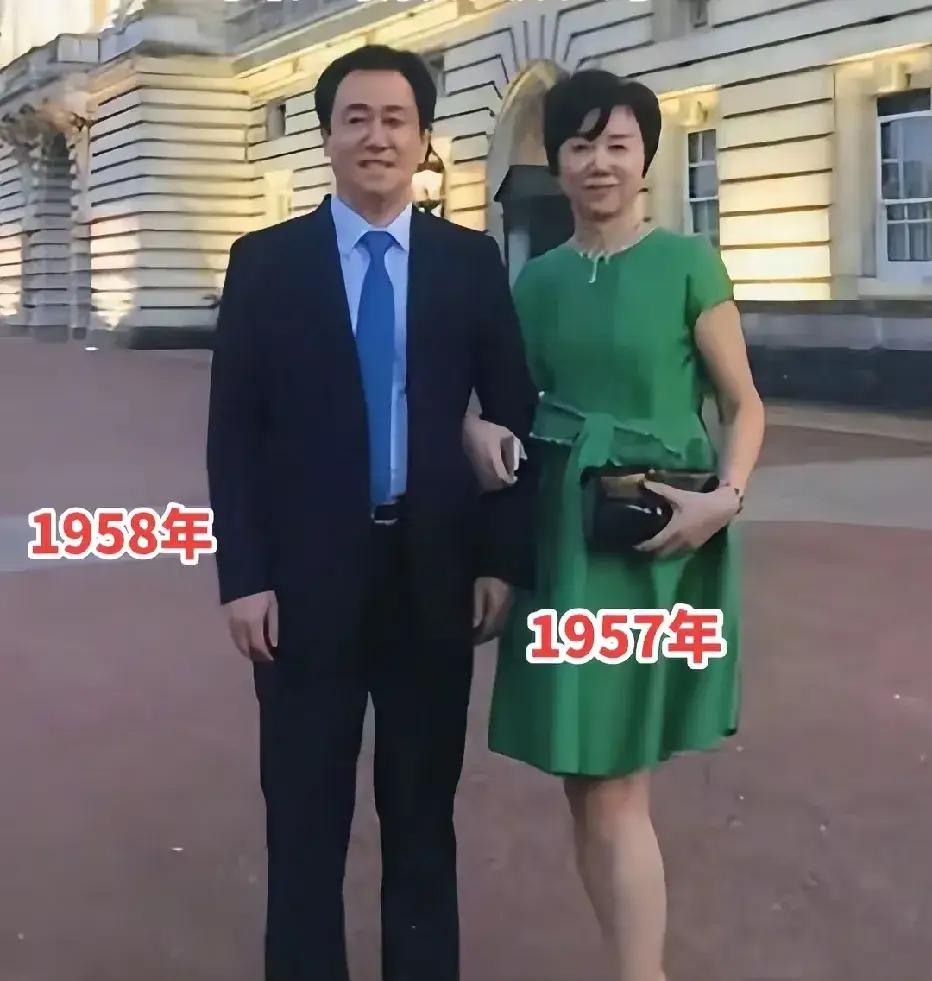 许家印风光时与妻子丁玉梅在英国白金汉宫门前的一张留影。许家印与丁玉梅早期的同框照