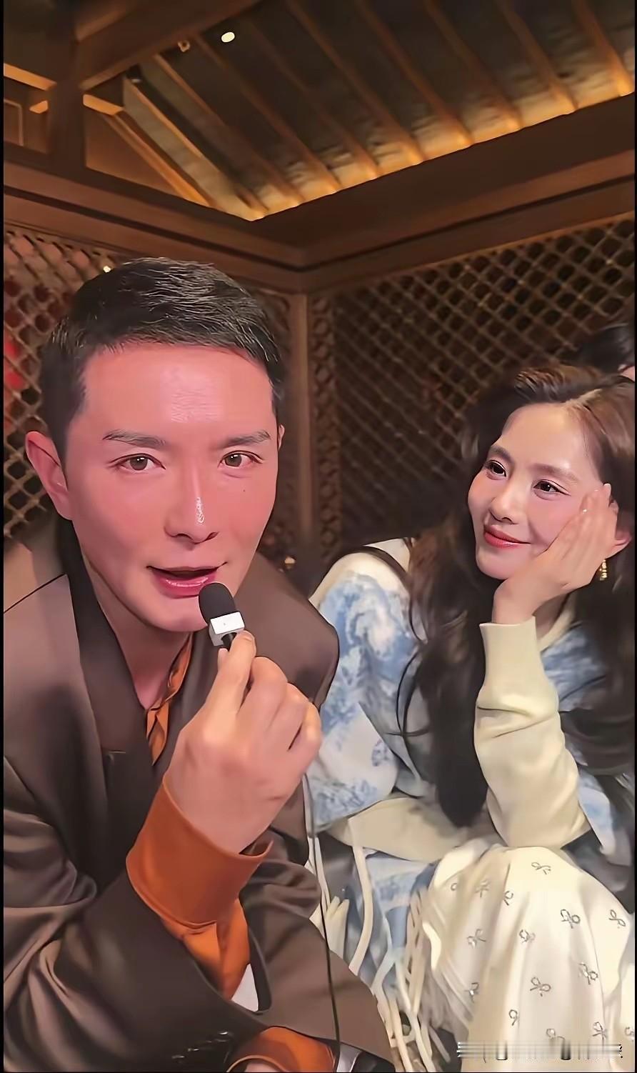吴奇隆看到这眼神，估计也会吃醋吧？[捂脸][捂脸][捂脸]