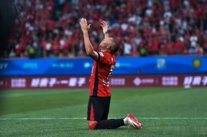 五连胜！成都蓉城追平队史中超最长连胜。成都蓉城大胜浙江，豪取五连胜，追平队史中超