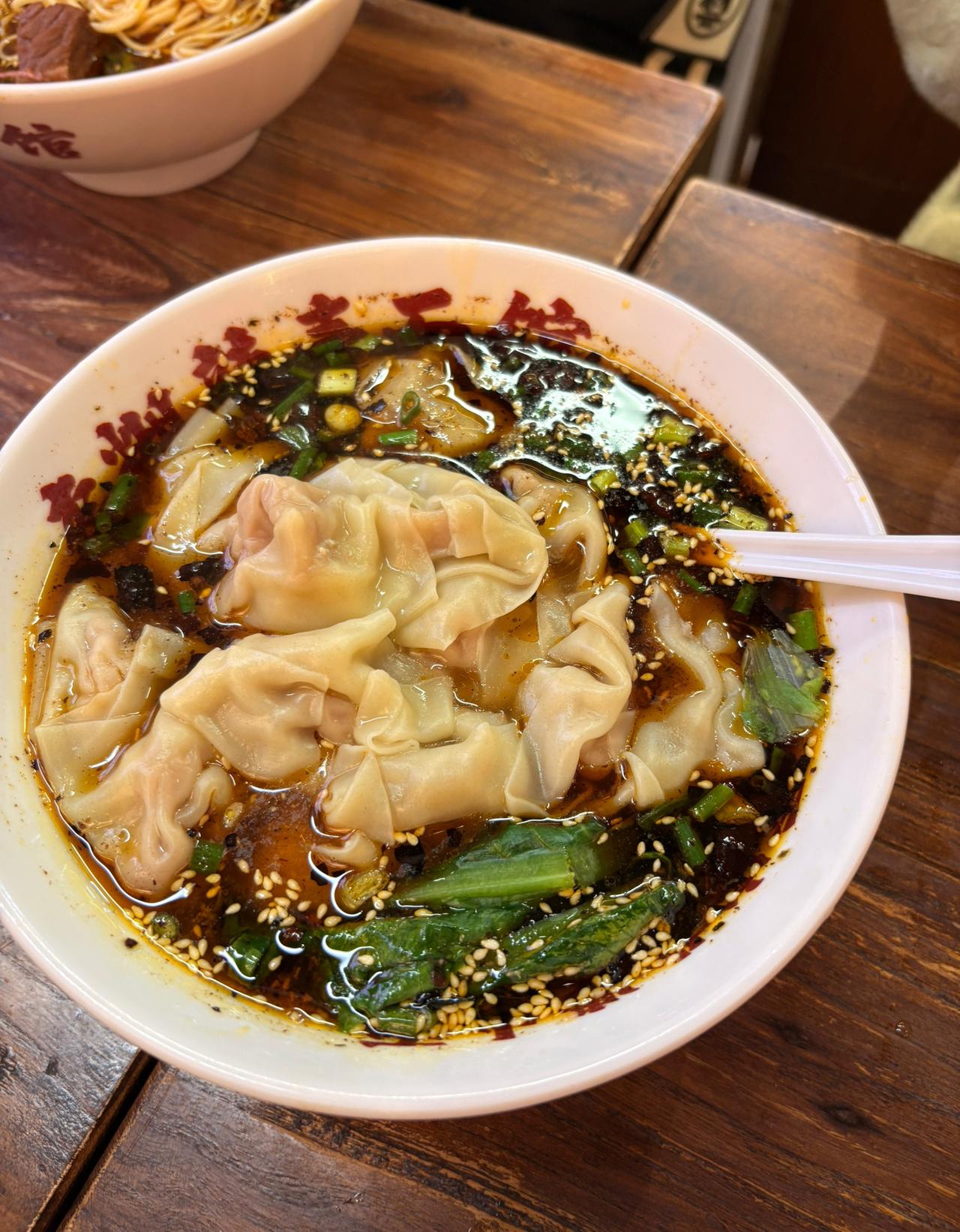 晚餐搞一碗麻辣抄手

家附近开了一个重庆菜馆，
老板说厨师是重庆请过来的，抄手也