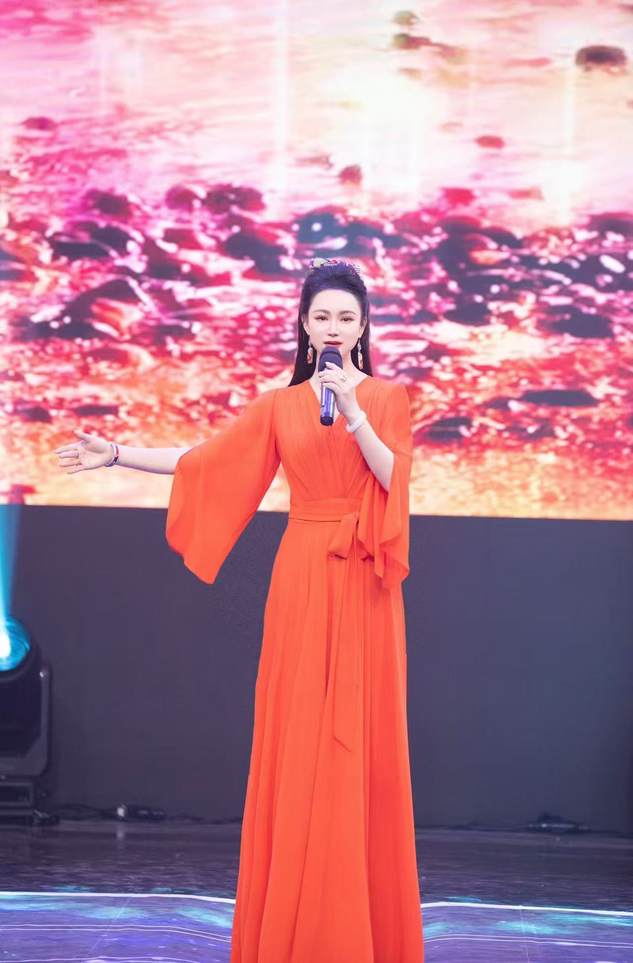 邓超予春晚专业户 宝藏女孩邓超予春晚大放异彩，七台晚会连轴转！歌声里既有诗意也有
