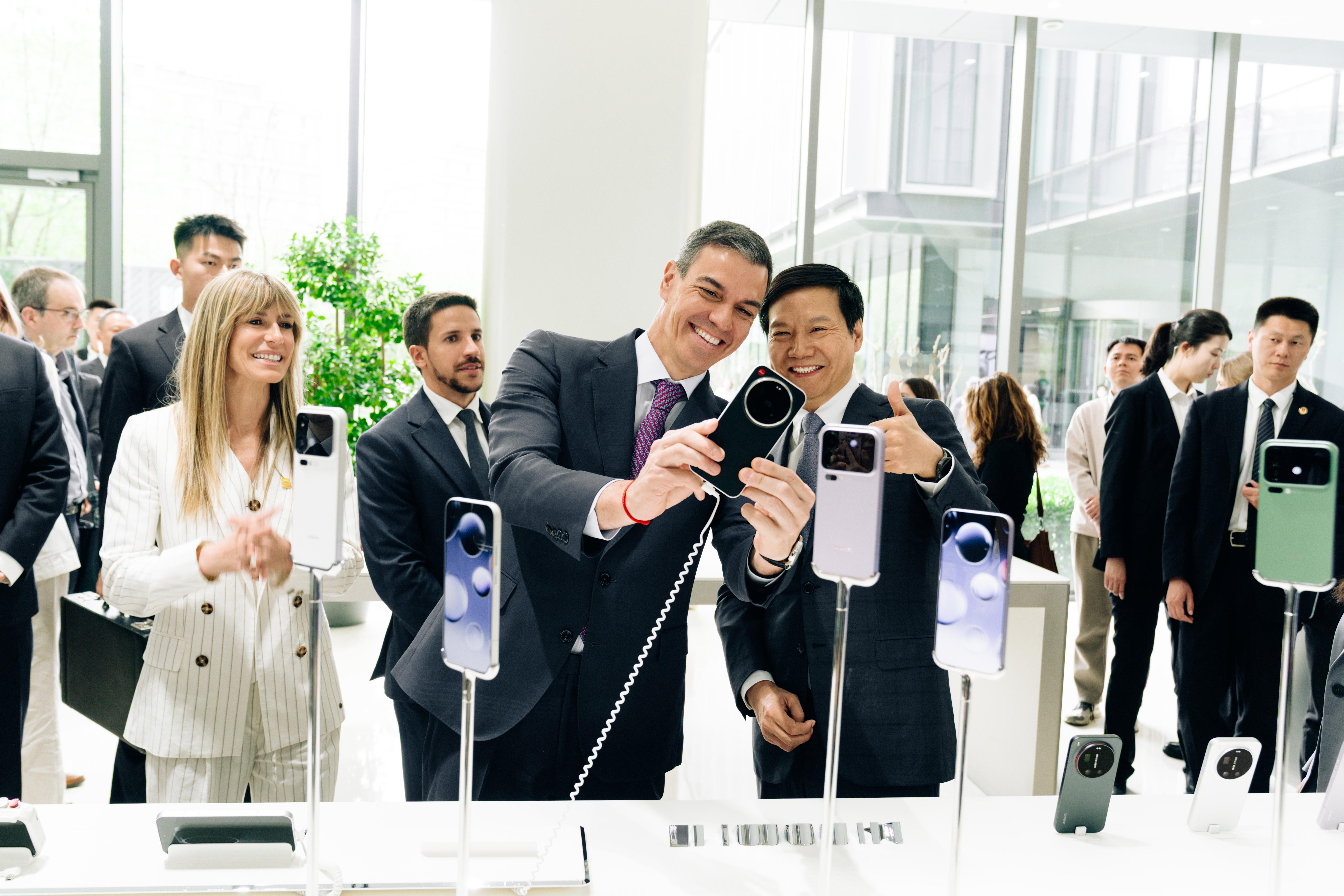 雷军回应西班牙首相参观小米这两天的小米已经成为著名观光打卡点了嗷西班牙首相佩德罗