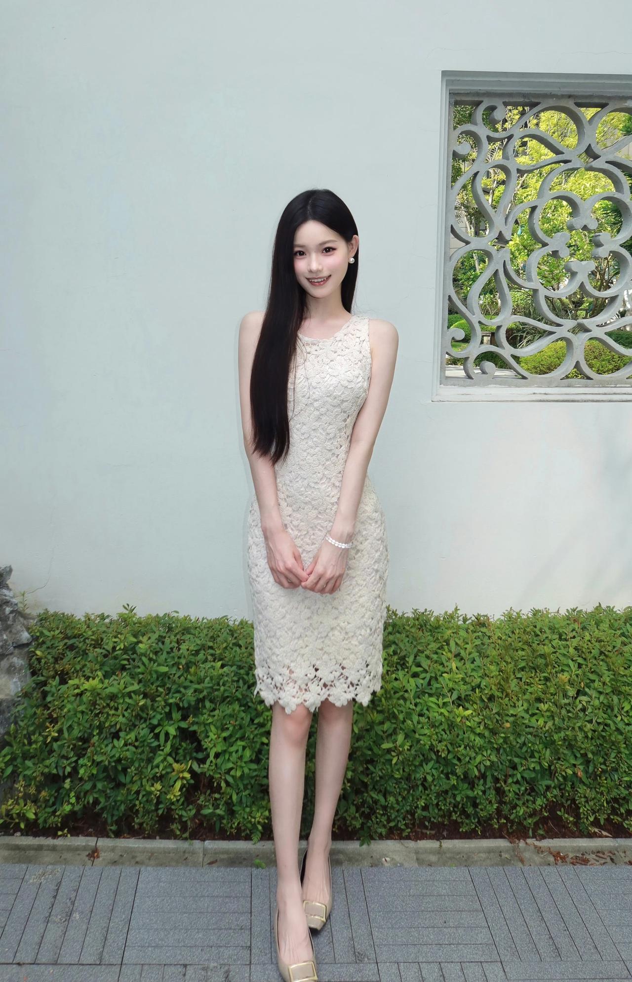 米白蕾丝连衣裙 × 金色方扣高跟鞋，

简约剪裁勾勒曼妙身姿，把优雅穿在身上。