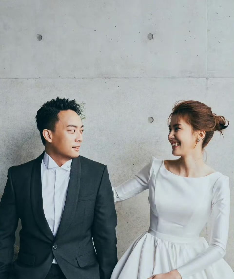 才知道曾沛慈已婚有老公了 好像还是个音乐人。小时候还幻想过她跟汪东城结婚呢