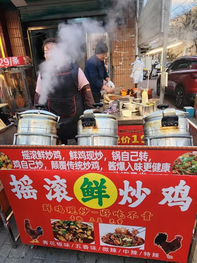 青岛兴隆路上的小夜市红红火火
为迎接新年、春节的到来，在青岛兴隆路上，小夜市下午