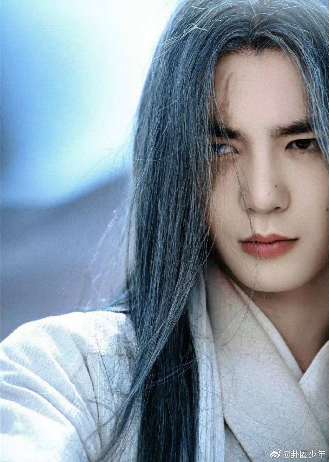 于适梦女含量干净澄澈的气质自带治愈感，每一帧都充满心动氛围，梦女含量拉满，让人很