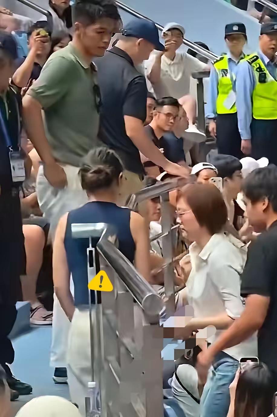 上海大师赛这是捅了“闹剧窝”？刚清净没几天，又有女子在赛场作妖，竟然当众喊出
