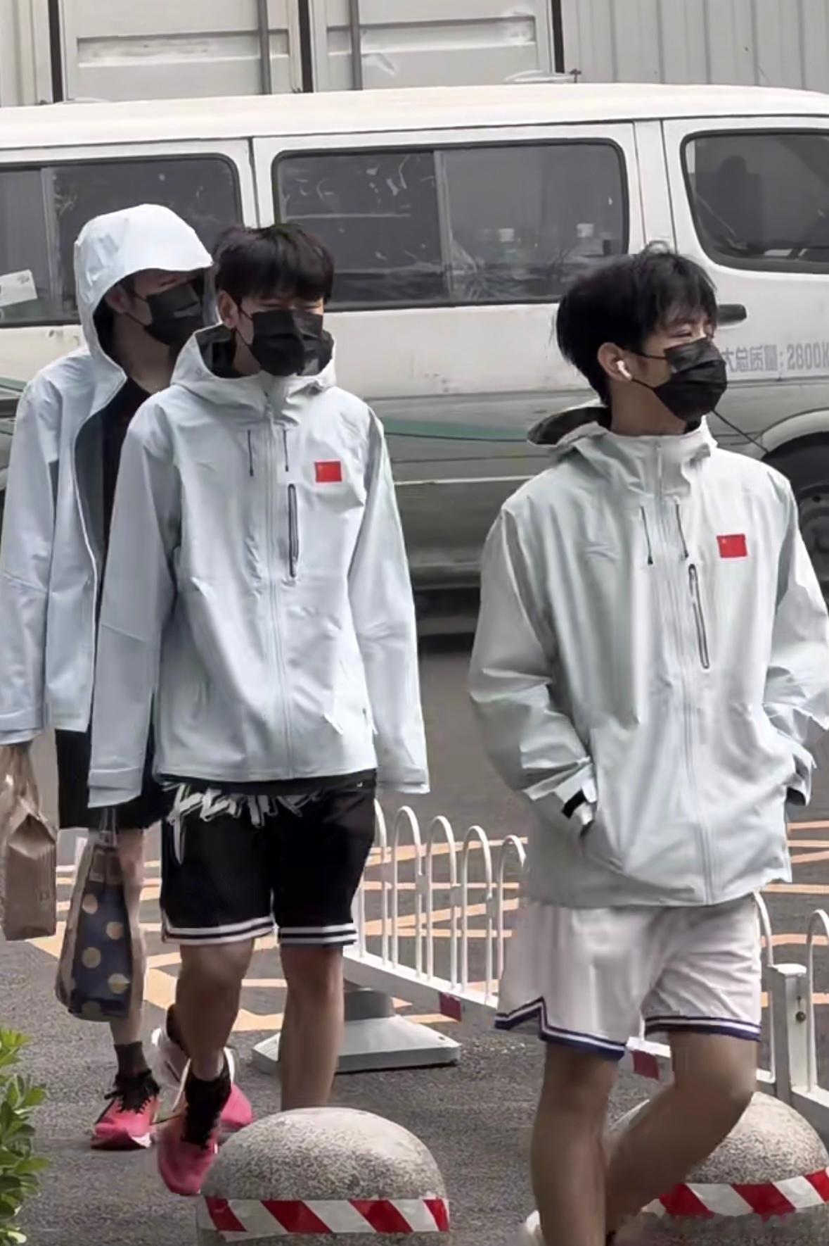 街溜子来了 