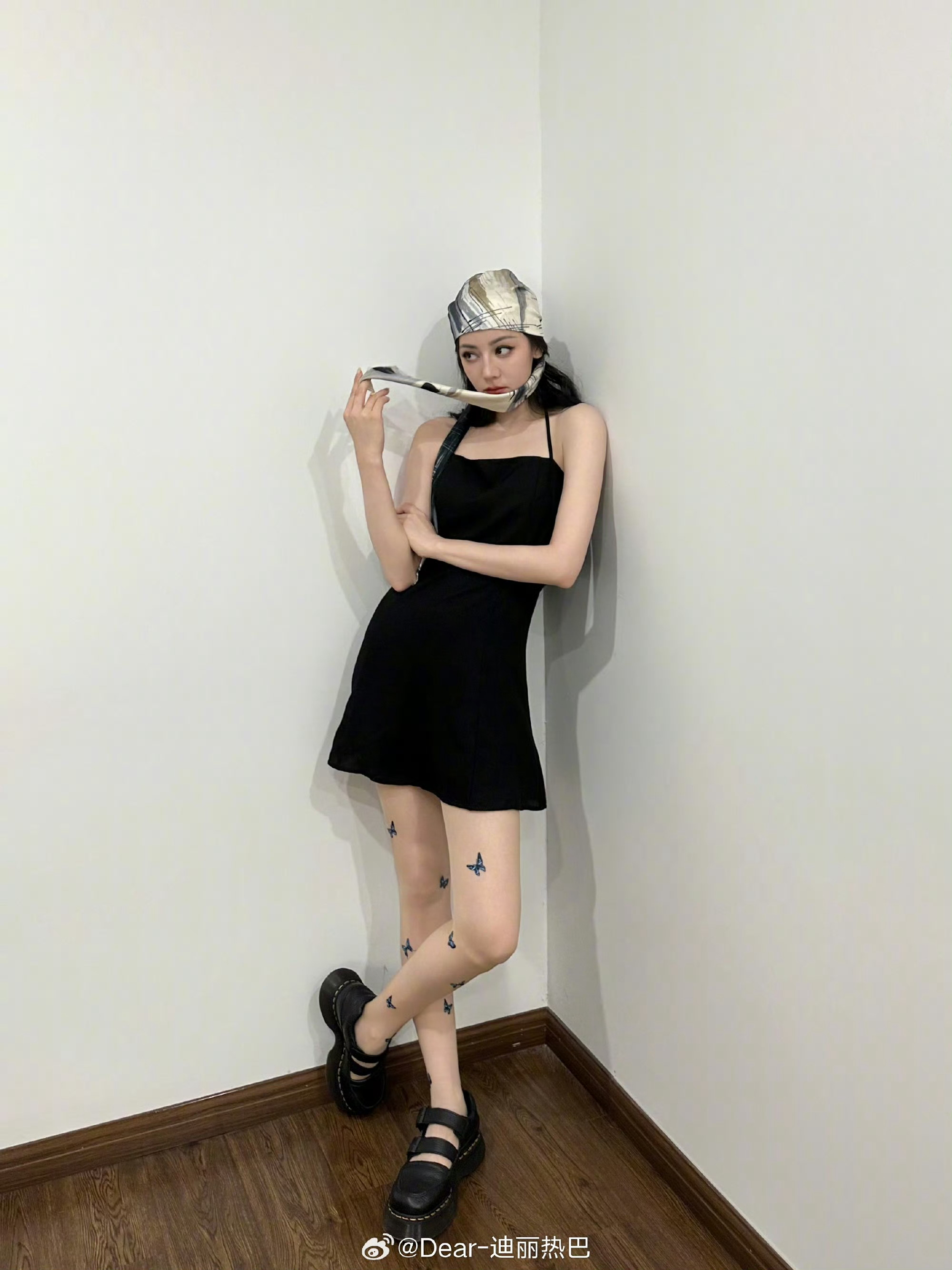 蝴蝶🦋丝袜好好看啊，还以为是热巴贴的纹身贴[允悲][允悲]迪丽热巴蝴蝶丝袜 ​