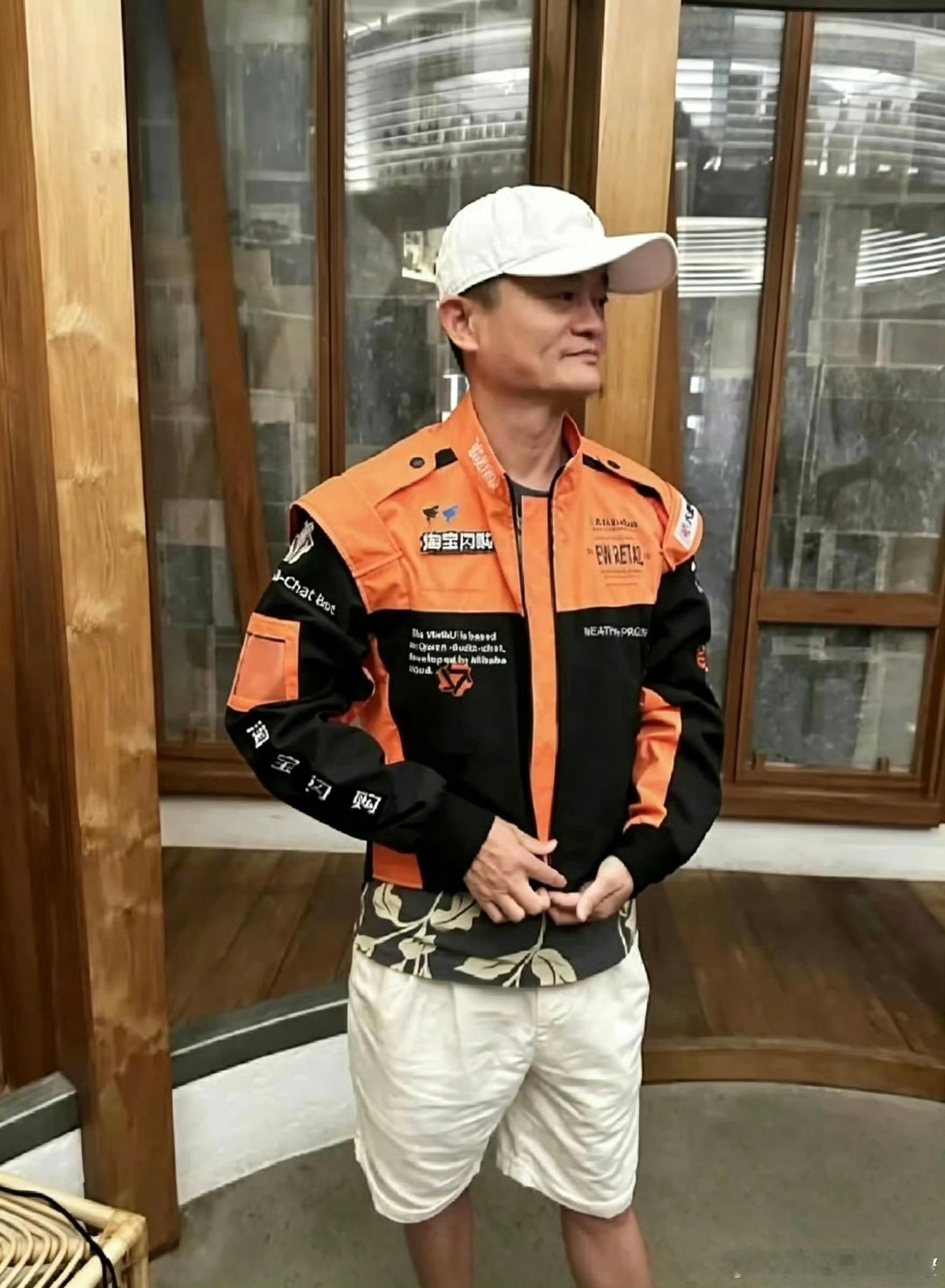 马云试穿淘宝闪购骑手服照片看来现在的大环境确实不好了。总裁们都开始疯狂内卷亲自下