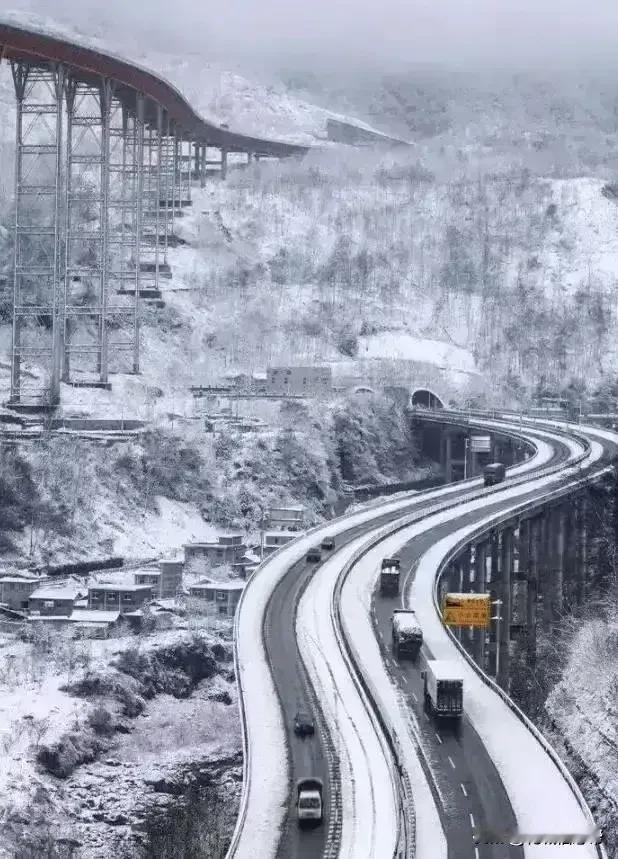 注意！雅西高速因持续降雪结冰已管控。 2025年2月6日21时许，因G5京昆高速