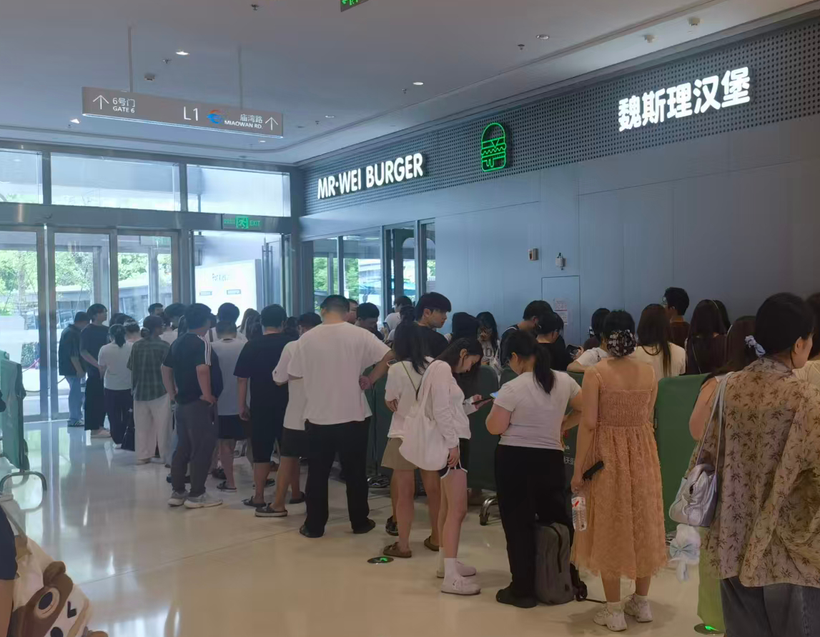 今天回来的时候准备去买份晚饭，结果发现要排队一个小时————————所以可能不是
