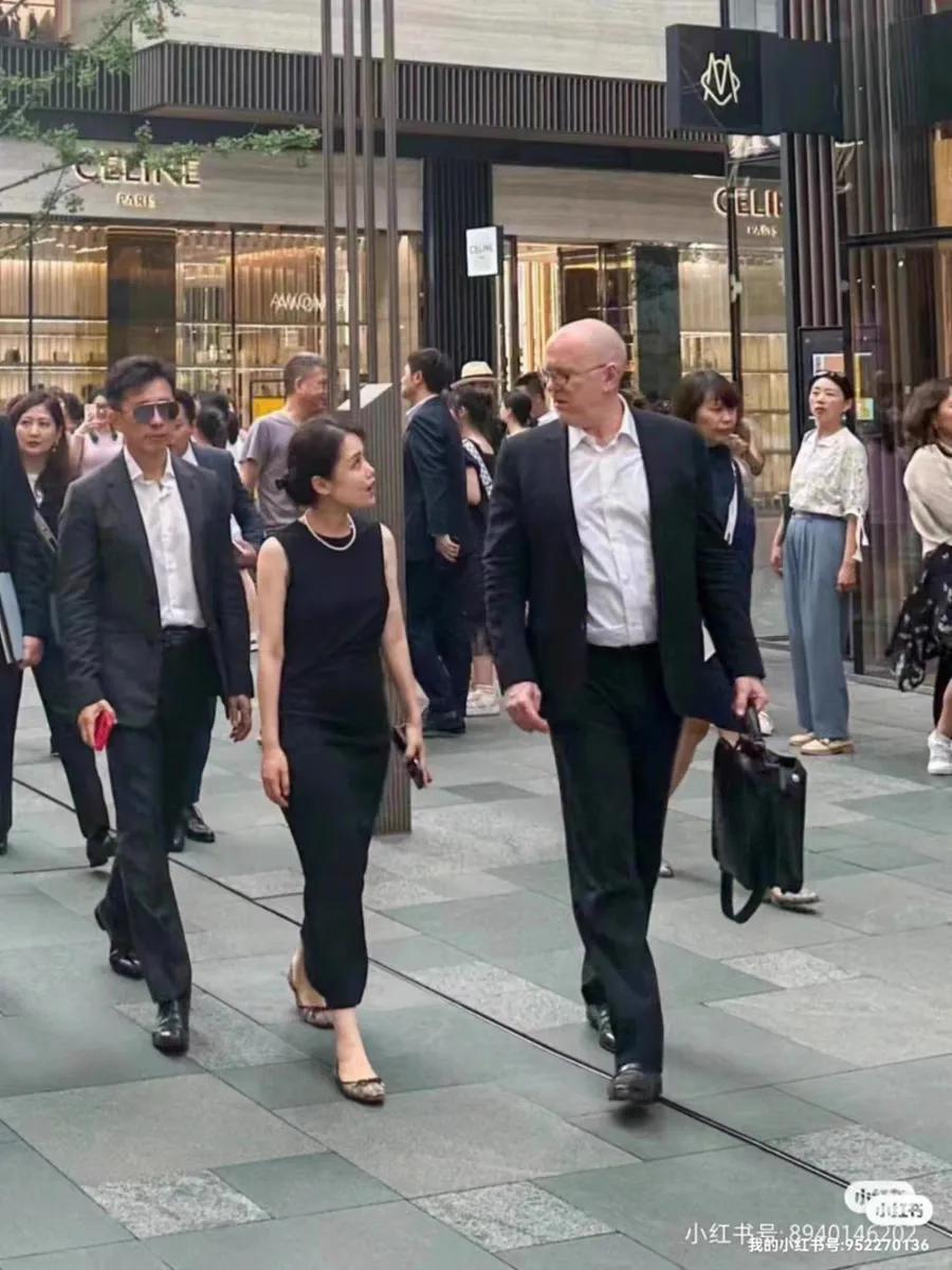 淘宝马上有小黑裙了，想买一条，可是我最讨厌的就是黑色，怎么办？我穿黑色心情会不好