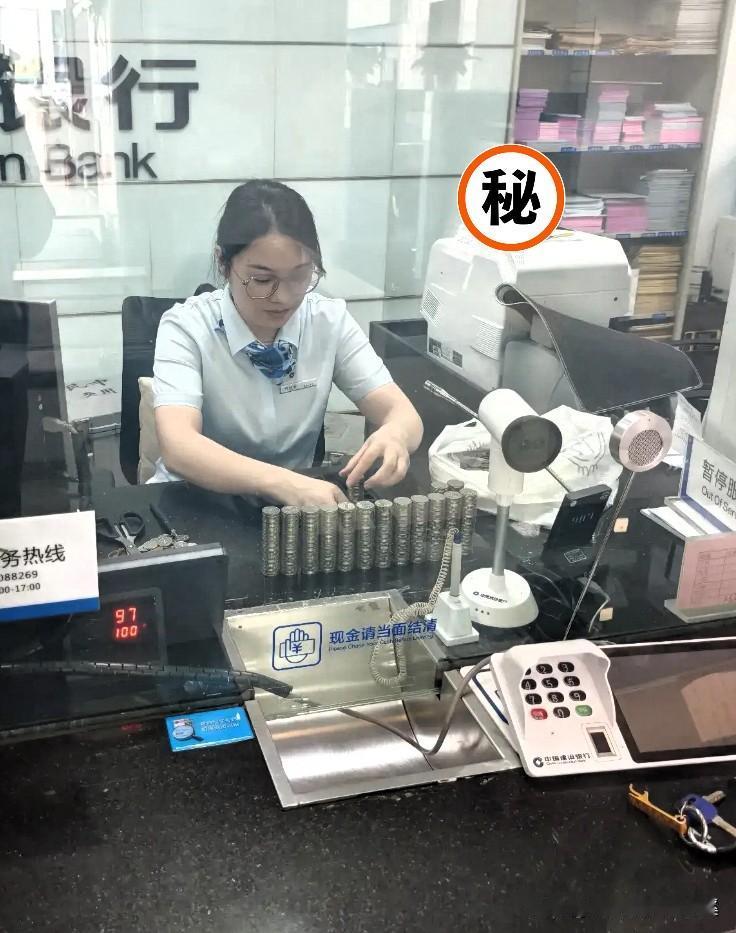 我表舅在建行待了8年，
她昨天反复叮嘱我：
​现在这局势，哪怕再有钱也别碰黄金。