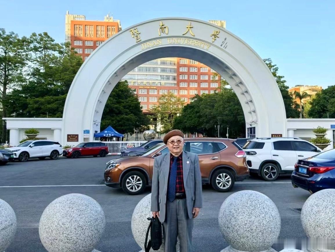 广东考生 坚守家园余春盛夏蝉鸣悠扬，这是一个收获的季节，高考录取通知书陆续抵达。