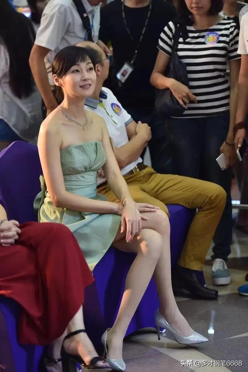 她是单眼皮女明星里最有气质的一位，50多岁了还是魅力无限，身材维持得挺好的，没有