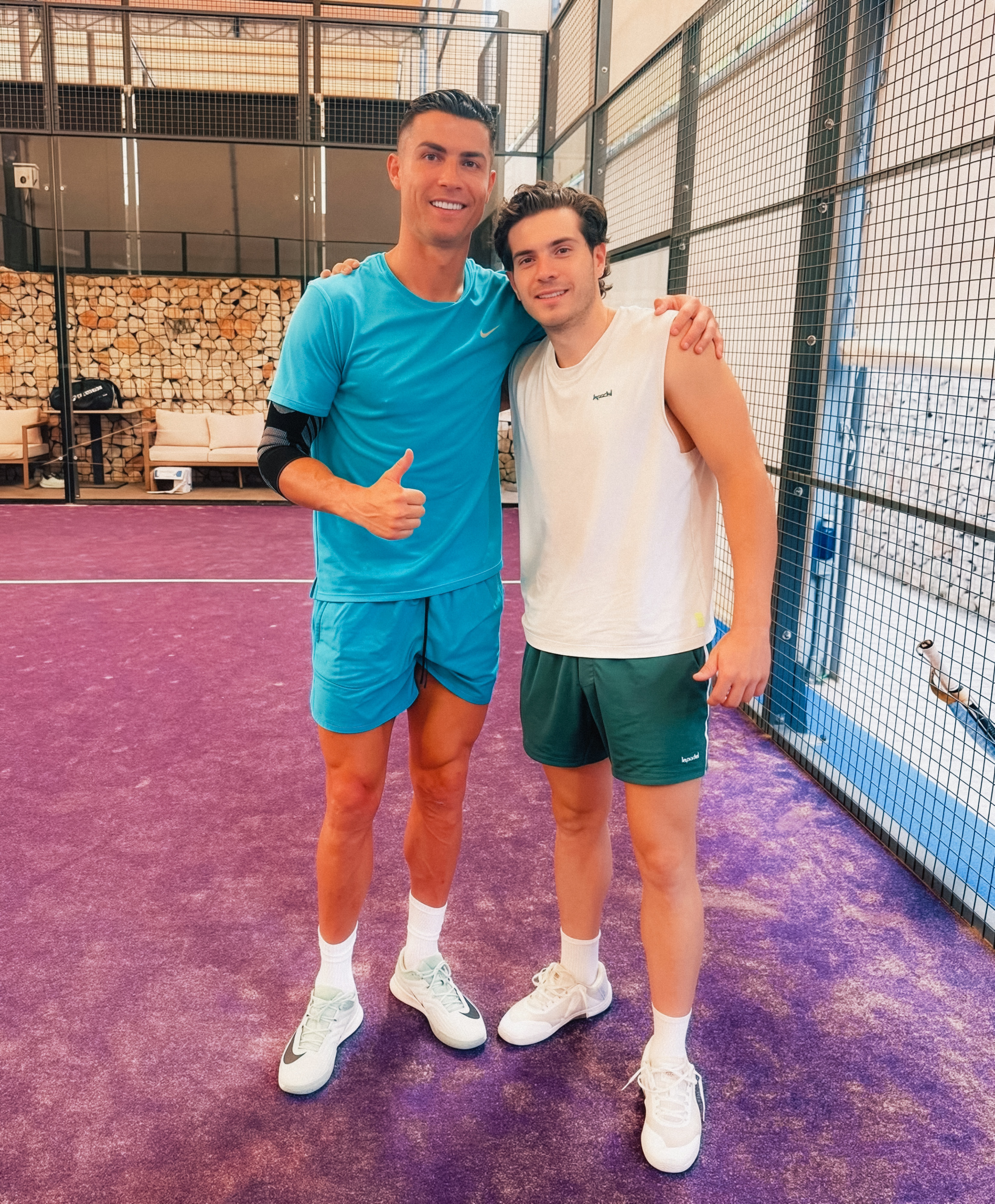 C罗开启度假模式 🎾 C罗在马德里和好友一起打padel，传奇人物正在享受他的