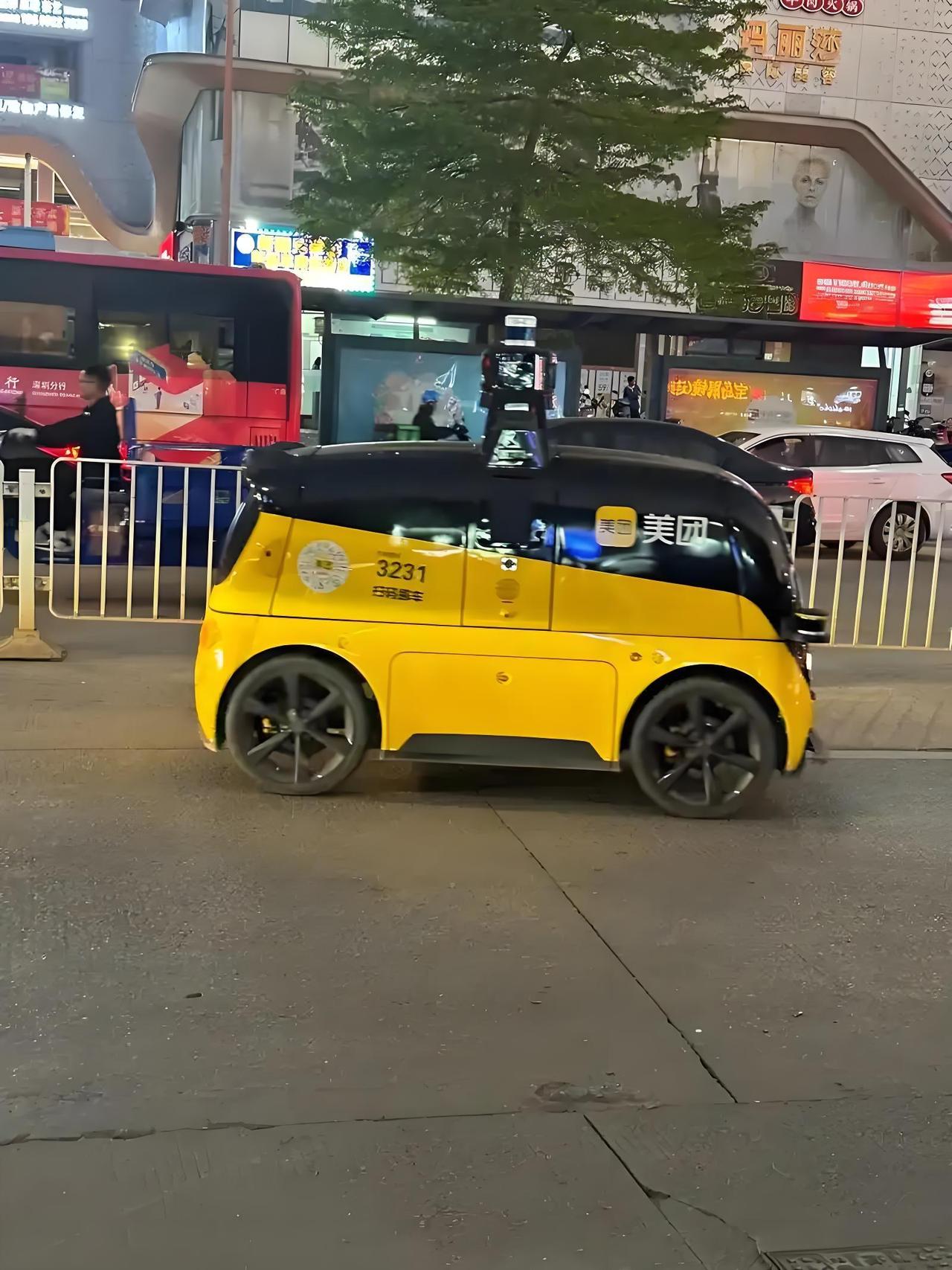 最近网上一段美团无人车和大货车“顶牛”的视频火了，也让大伙儿开始讨论无人驾驶这事