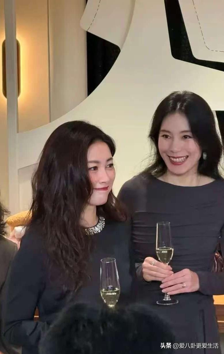 李斌的妻子在三里屯的新店开业，大明星朱珠前来捧场。
李斌的妻子本来是央视的一个主