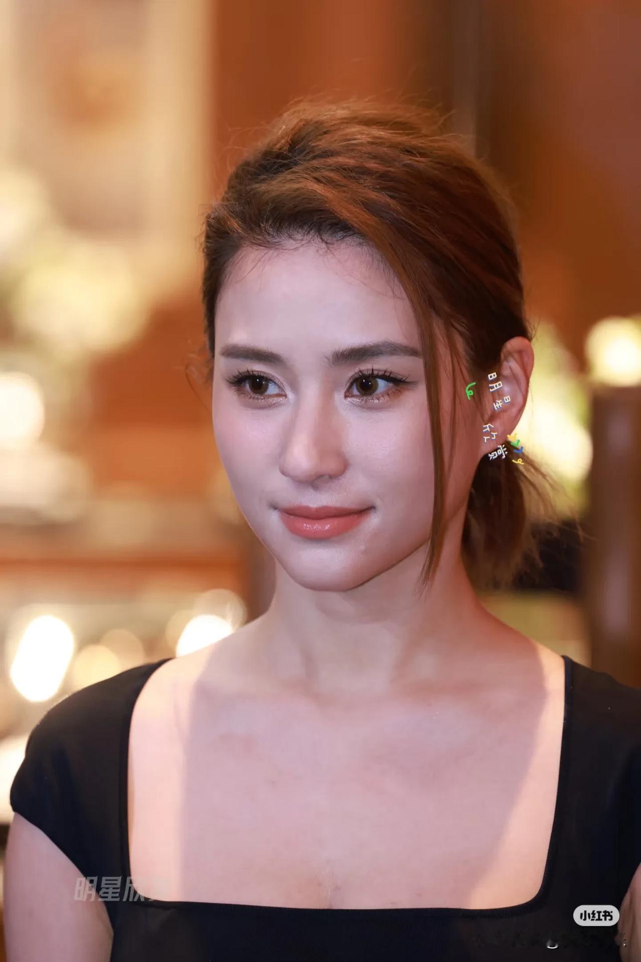 怼脸拍的何超莲，美绝了
赌王千金现身广州太古汇精品店
黑色抹胸露背套装很哇塞[哇