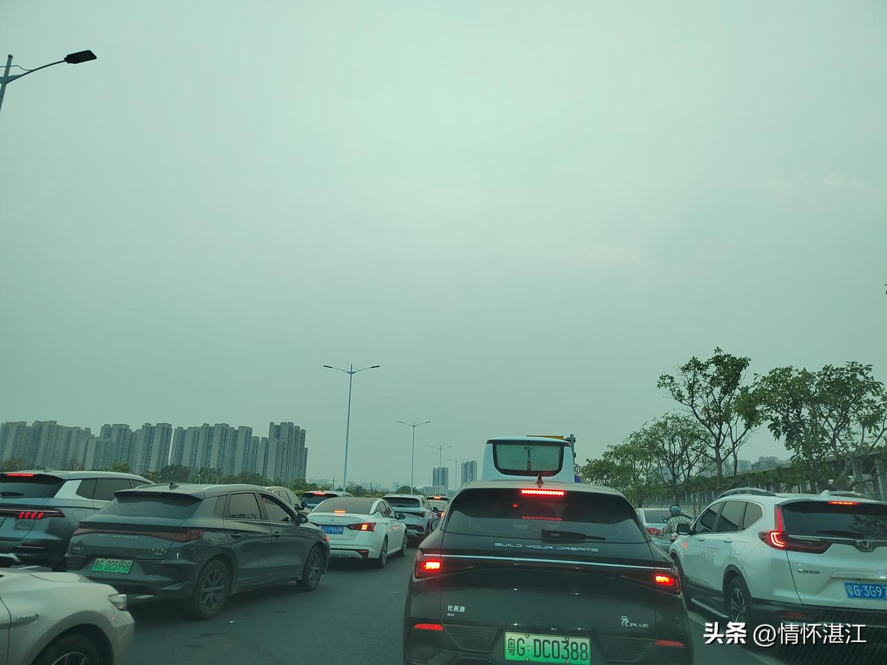4月3日星期五下午放假，傍晚进入晚高峰时段，湛江海川快线、湛江海湾大桥车流量明显