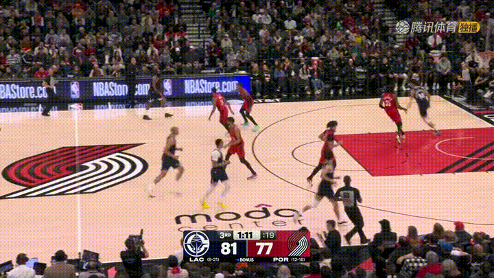 快船超级后卫哈登真是无可阻挡！在今天进行的快船和开拓者的比赛中，当时比赛进行到了