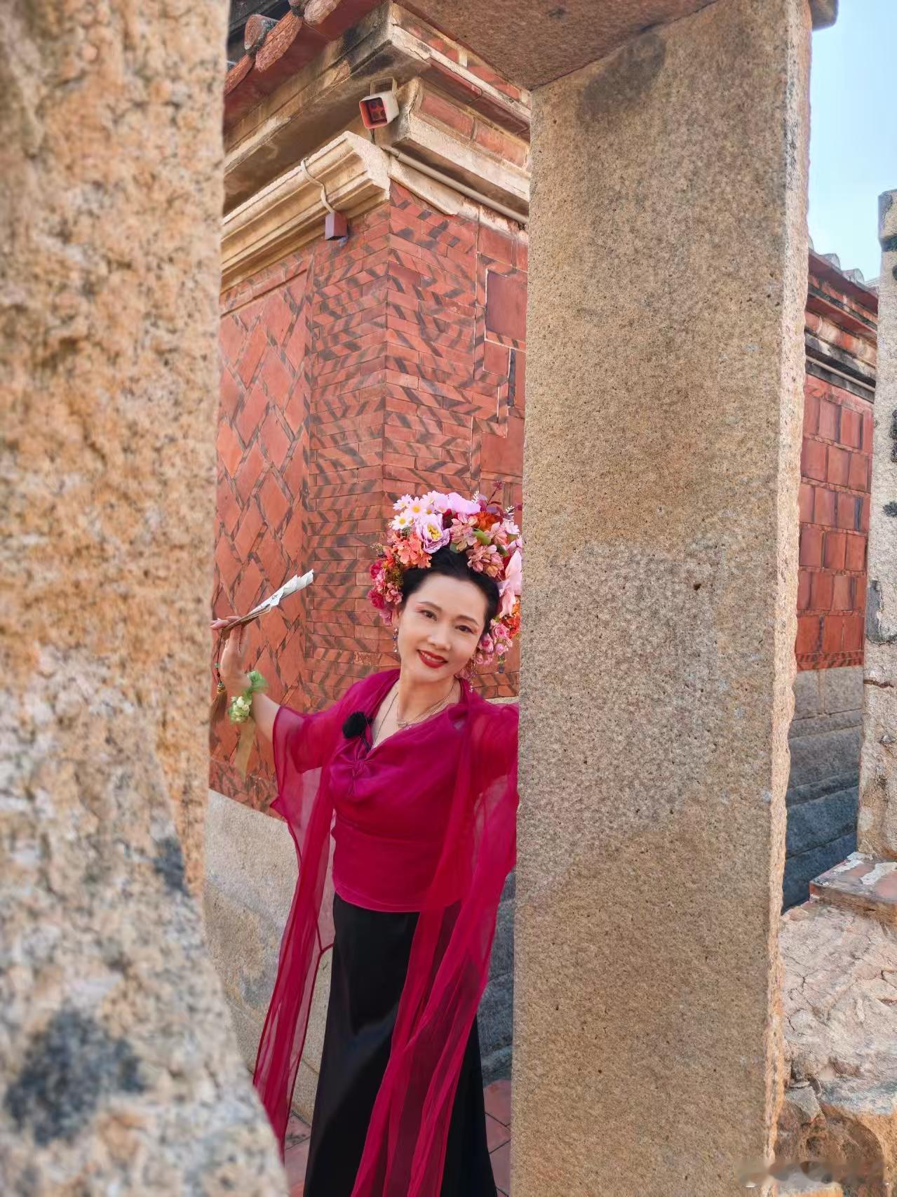 何赛飞拍照自带微醺感她的存在本身就是温柔的代名词，像微醺时的晚风，轻轻拂过心底最