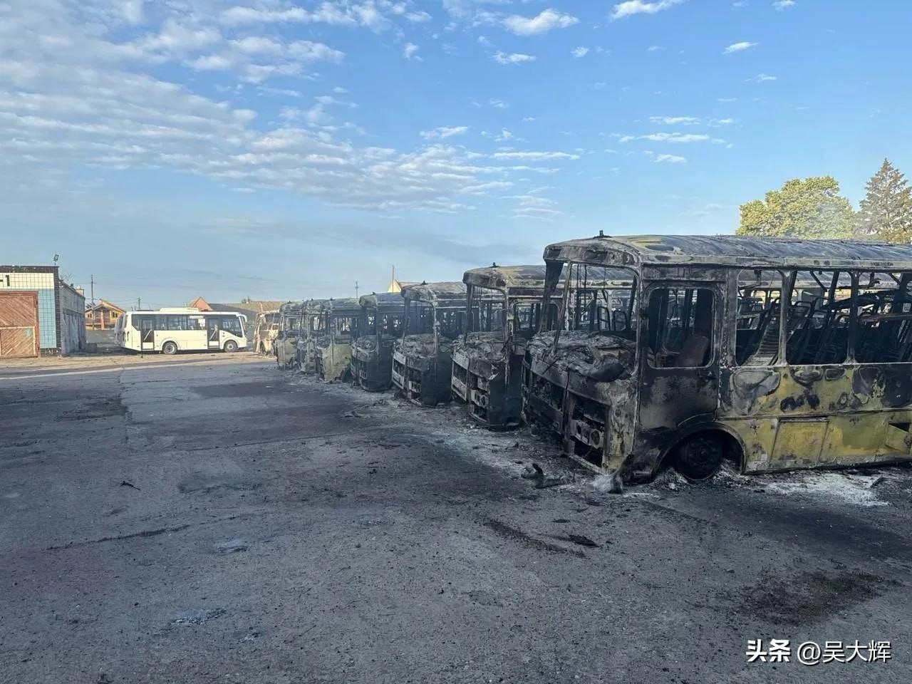 乌军烧毁了赫尔松州14辆校车

乌克兰无人机对俄控赫尔松州的民用客车车队发动袭击