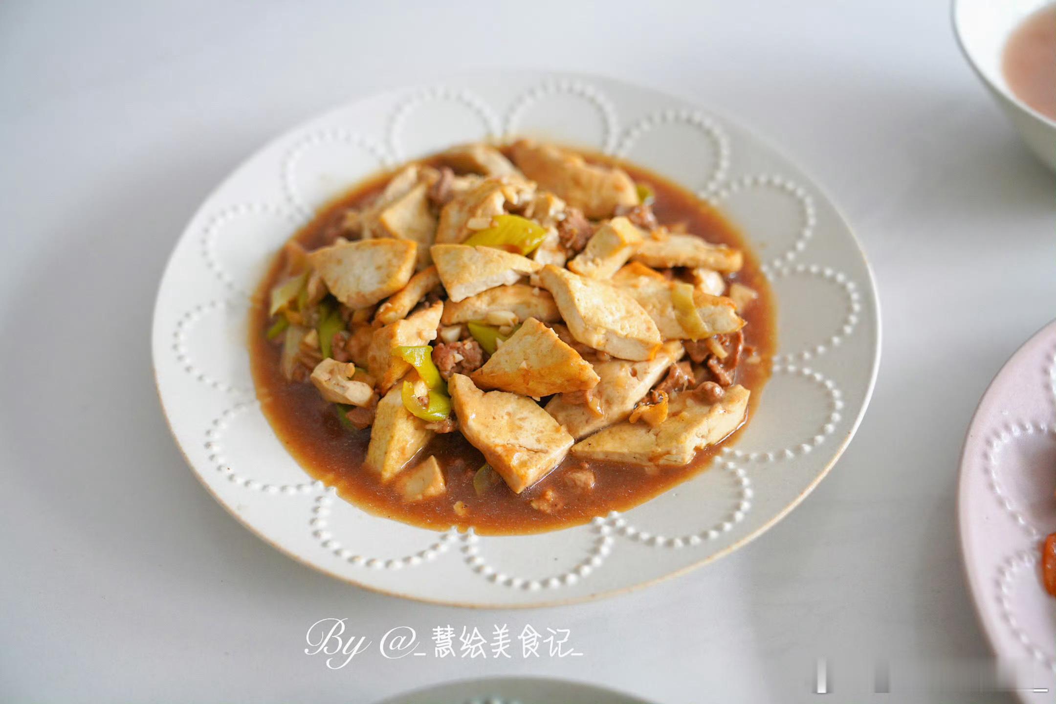 周三早安早饭鸡腿菇胡萝卜炒肉、家常豆腐、手抓饼、红豆粥、小番茄~ 我的美食日记