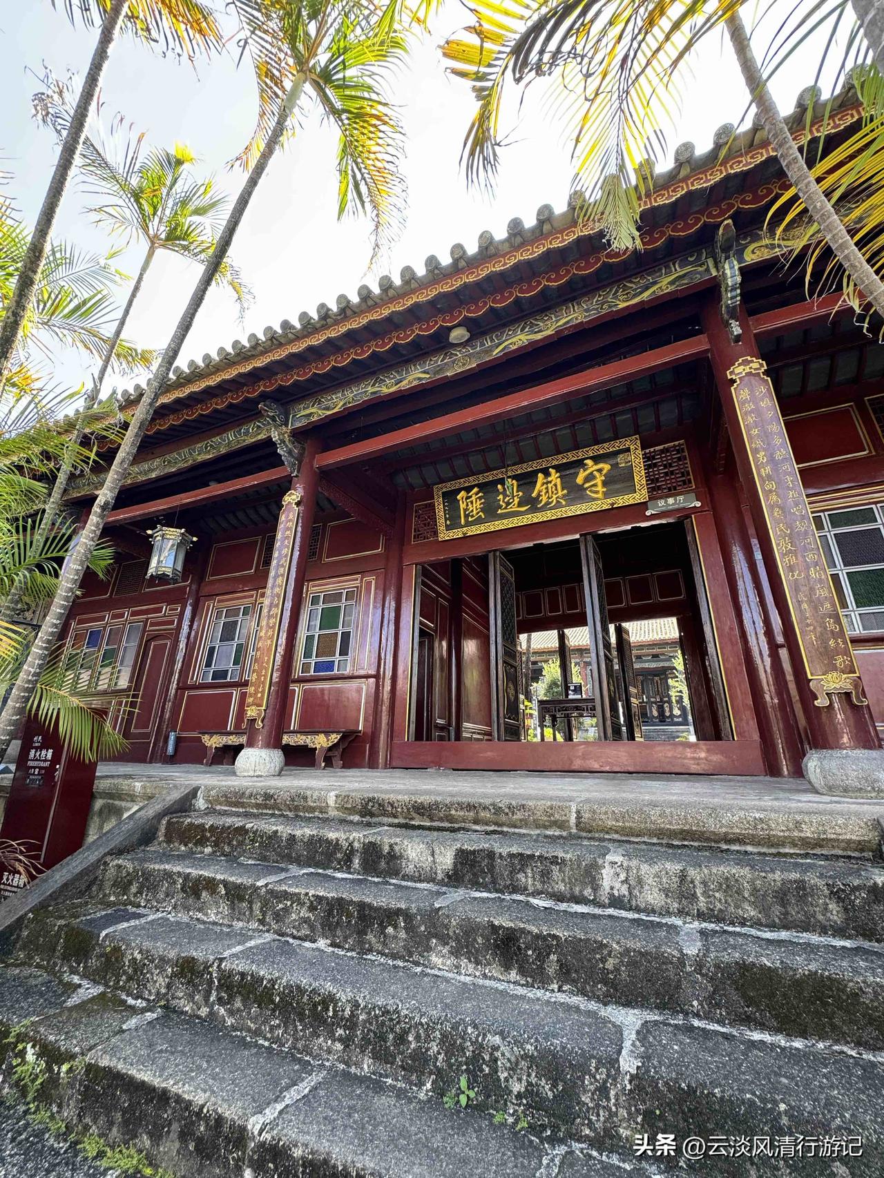 离开腾冲南行，一路伴随金黄的滚滚稻浪，金秋丰收景象悦人。

出腾冲不远，傣寨等滇