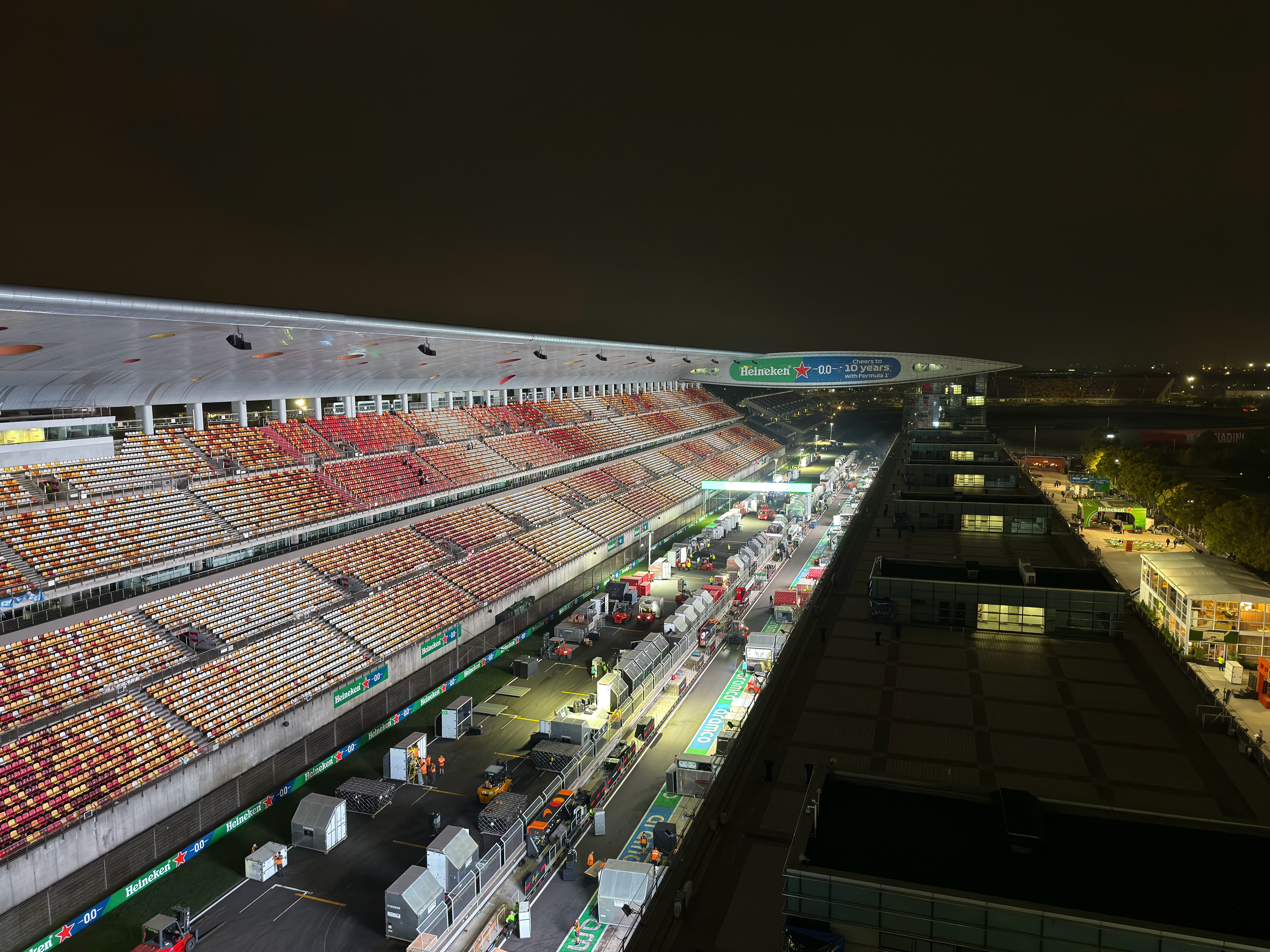 晚上8点半的围场依然十分忙碌，打包前往下一站👋🏻今年的中国大奖赛也在忙碌中结