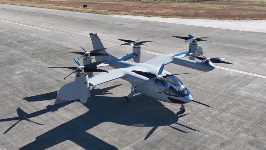 时的科技自主研发的倾转旋翼E20 eVTOL在完整构型下成功完成载多人飞行试验。