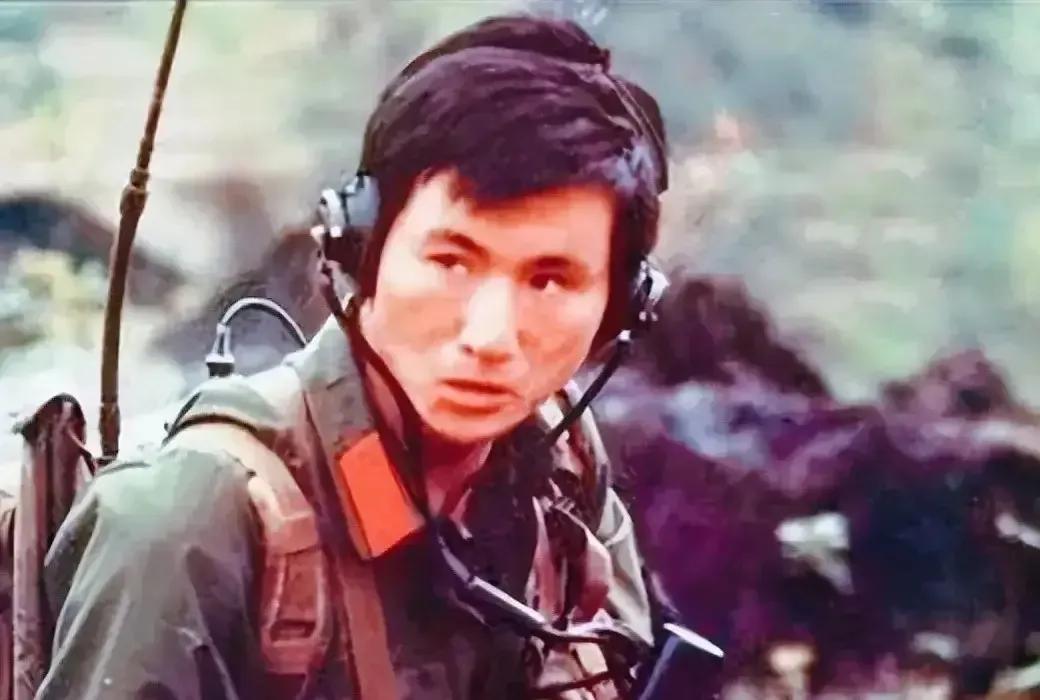 1985 年，老山战火纷飞，杨启良于枪林弹雨中歼敌 18 人，战功赫赫。转业后命
