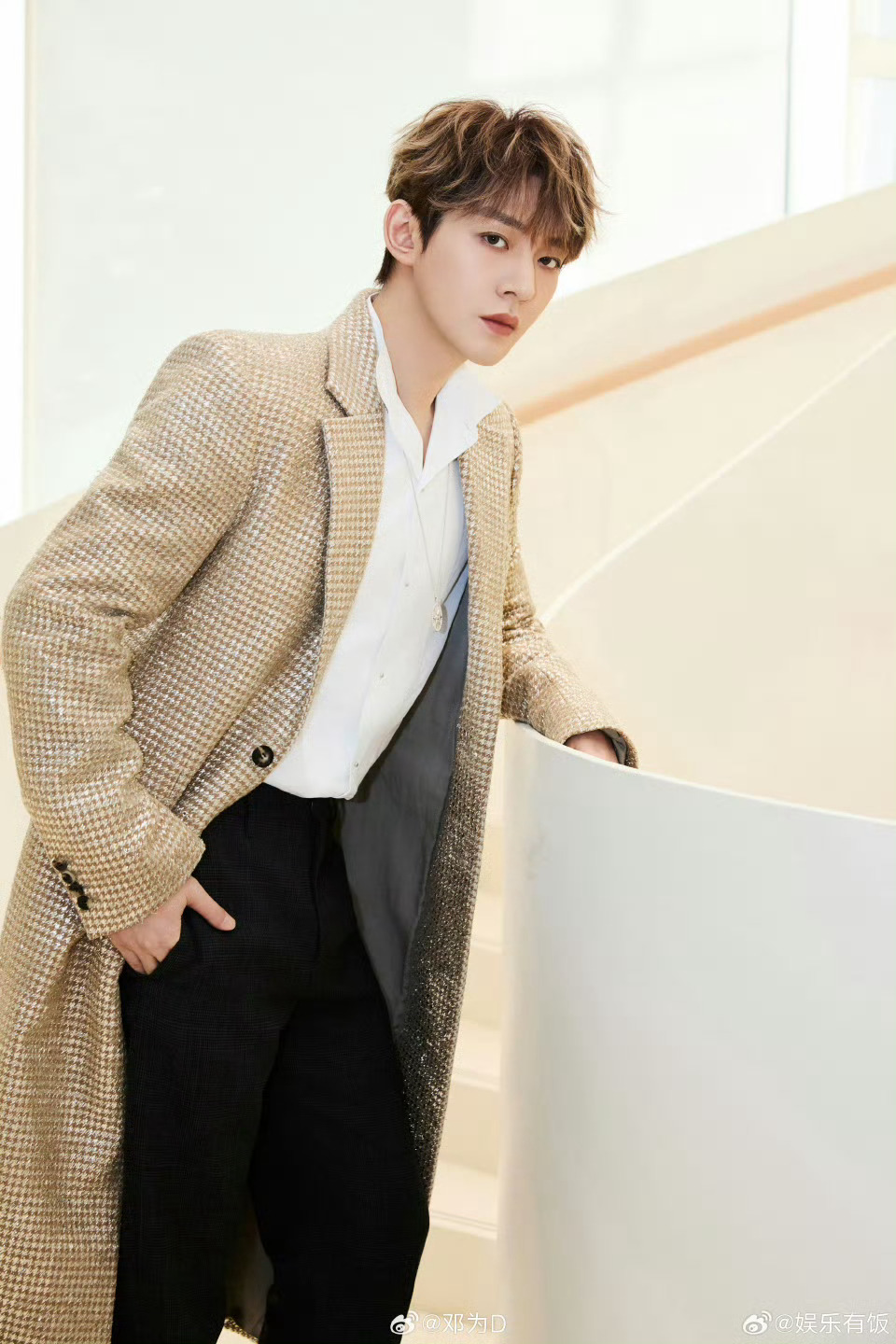 邓为让团队扶摔倒工作人员细节见人品。有博主爆料，在山西跨年晚会录制现场，一位工作