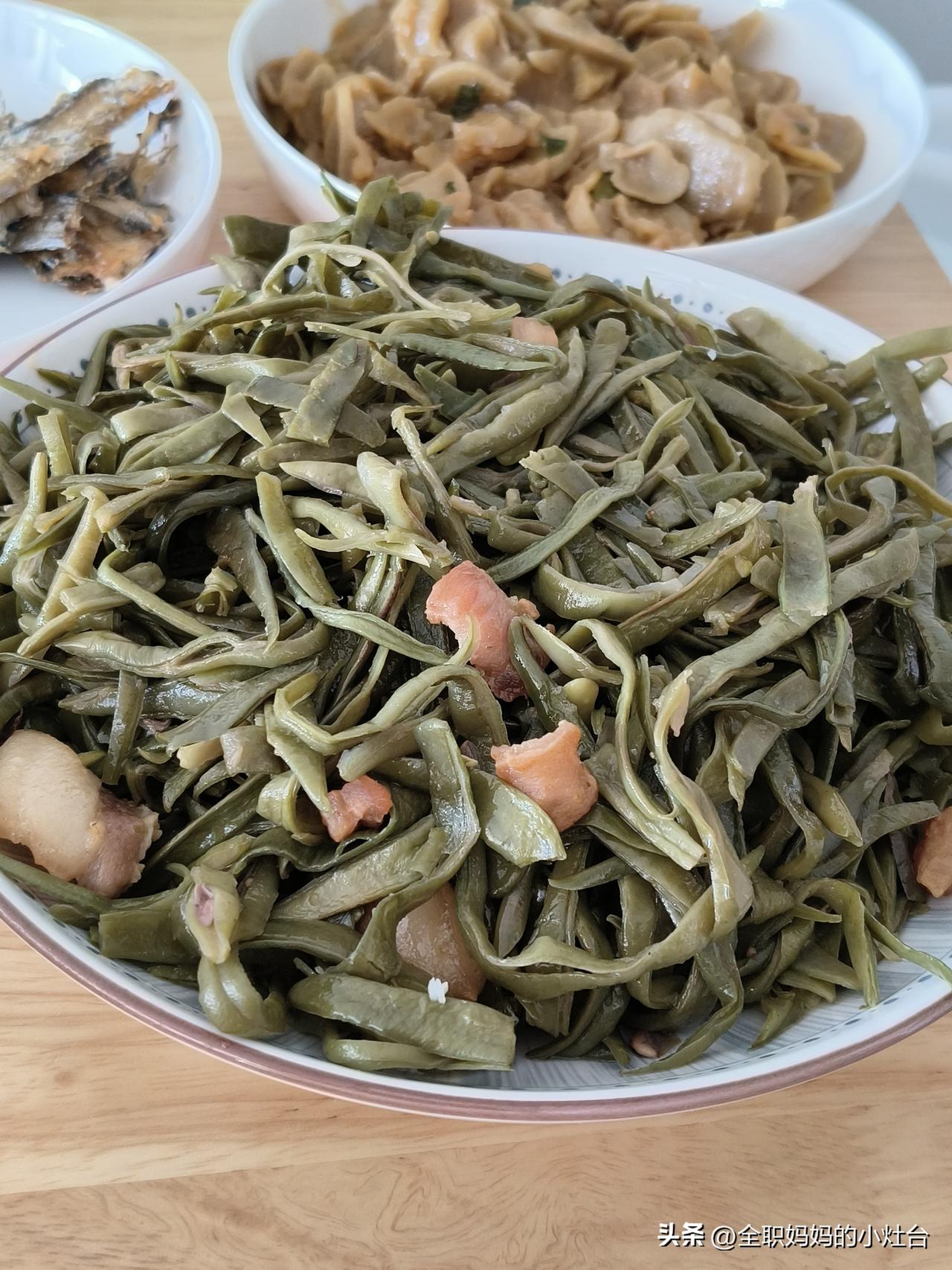 以前总爱羡慕别人，
活得精致又自由，有钱又有闲。
再看看自己，每天围着柴米油盐转