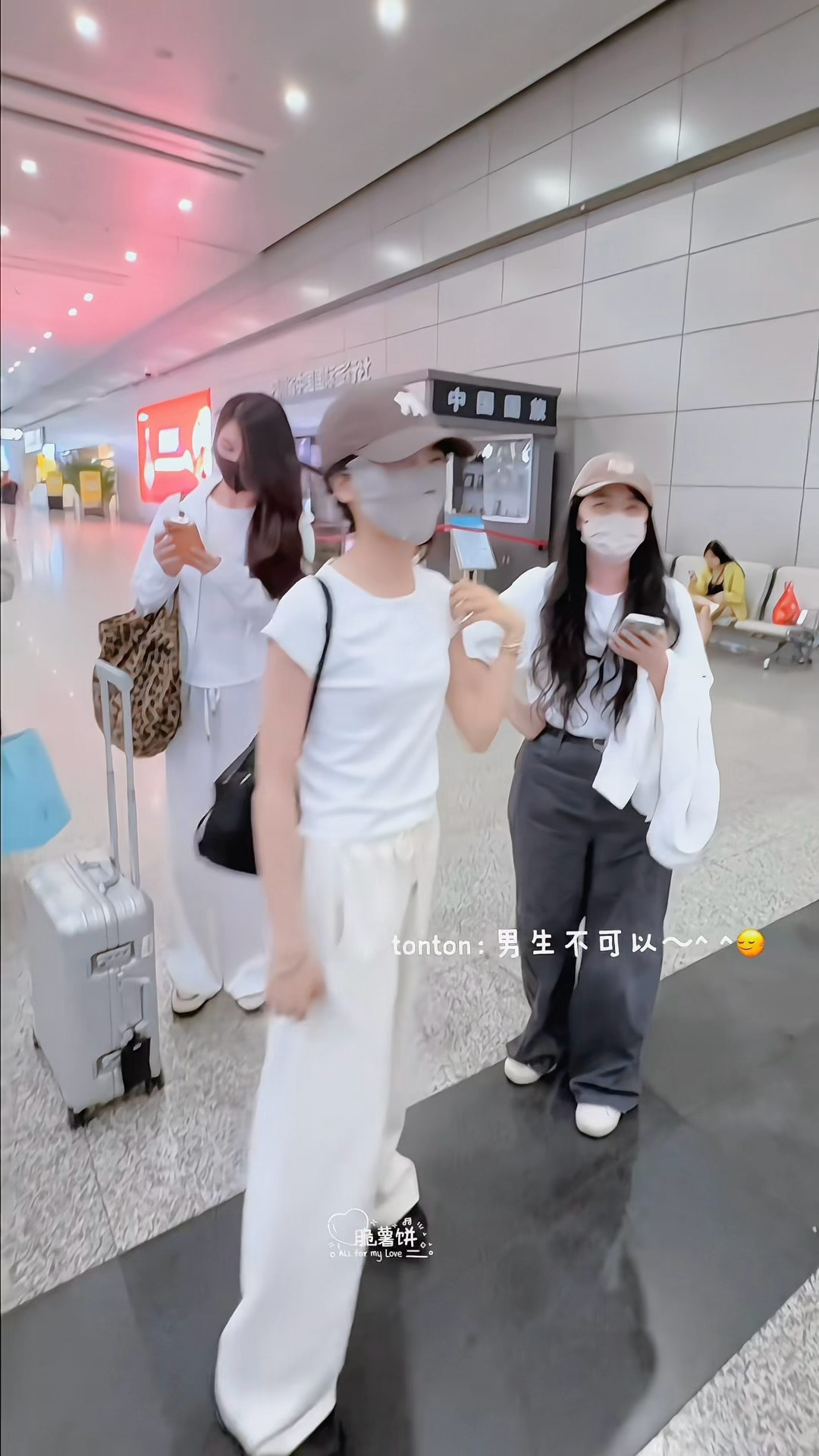 李思潼 你是男生不可以靠这么近李思潼 温柔又有分寸感的小女孩。。“你是男生不可以