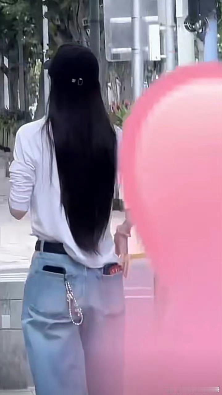 Angelababy出门三个手机起步Angelababy出门三个手机起步，妥妥高