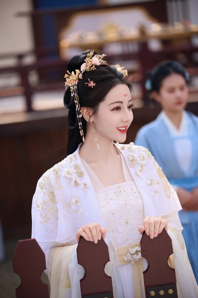 贺思慕甜妹版  迪丽热巴贺思慕甜妹版 迪丽热巴贺思慕甜妹版，这新年首发贺思慕谁能