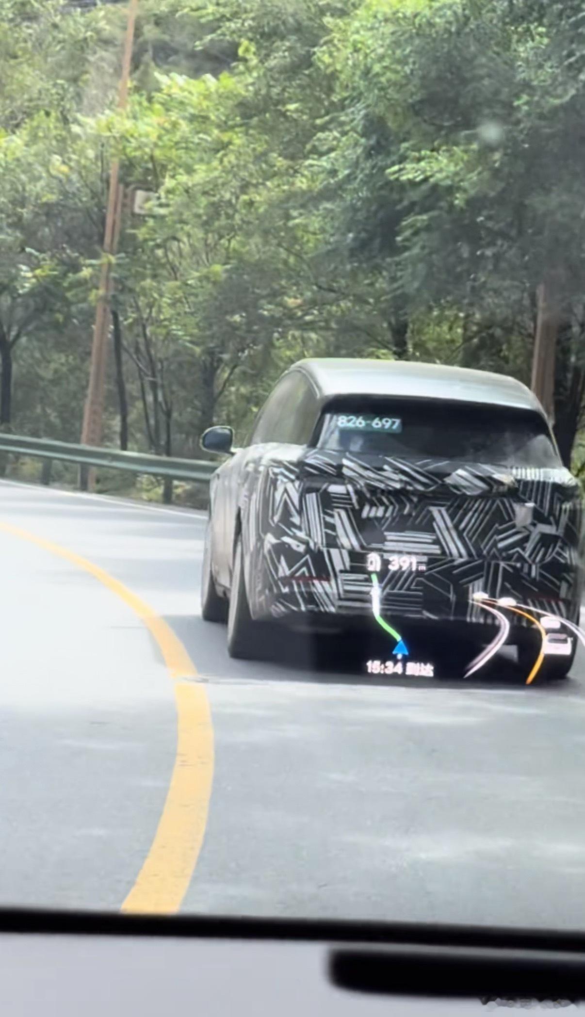 i9从后面看比i8明显大了一圈，这个应该是Home版本吧，看轮毂比较大 大v聊车