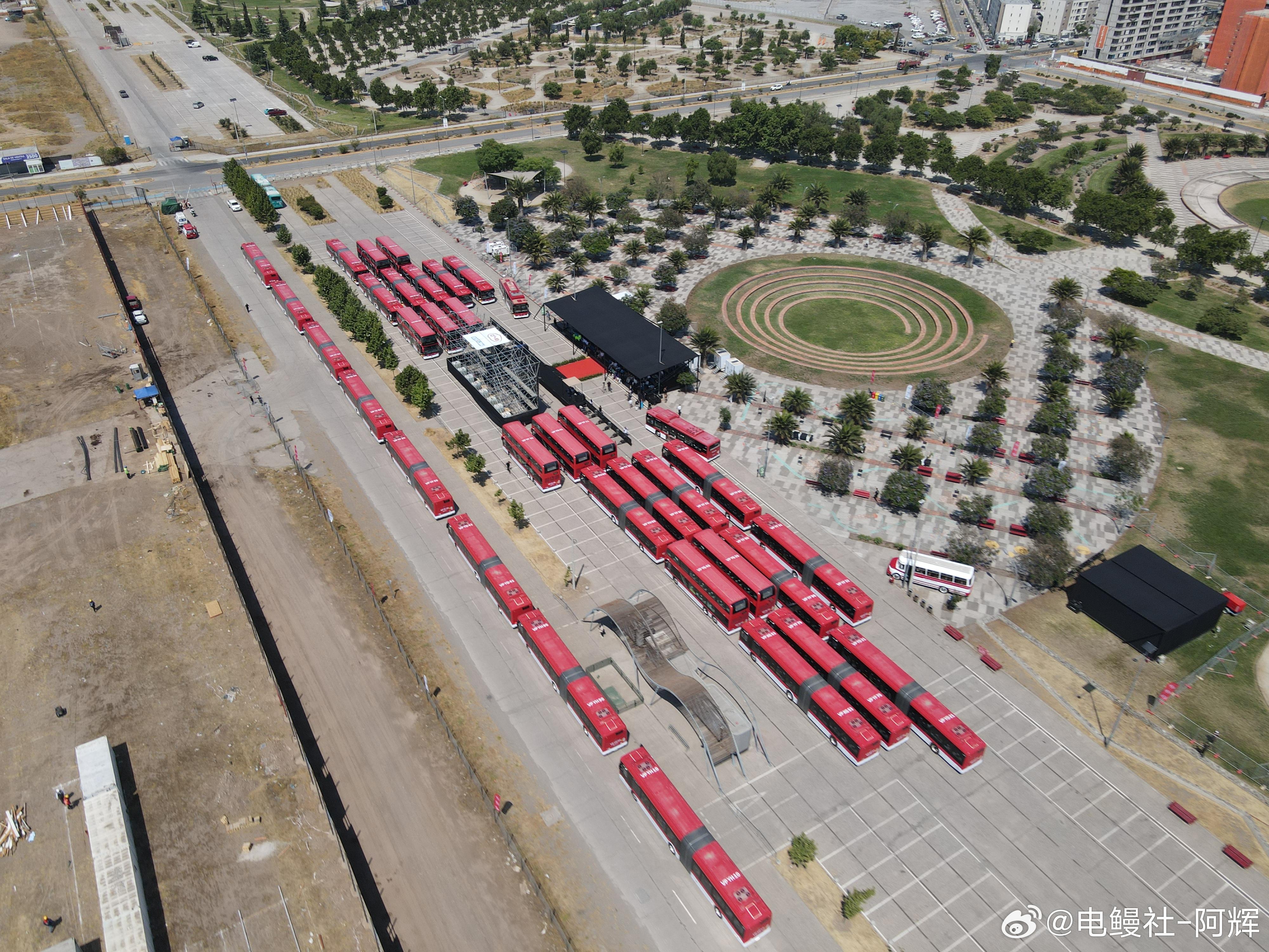 比亚迪最近连大巴也是这样大批量交付，这是在智利进行交付仪式……圣地亚哥Redmo