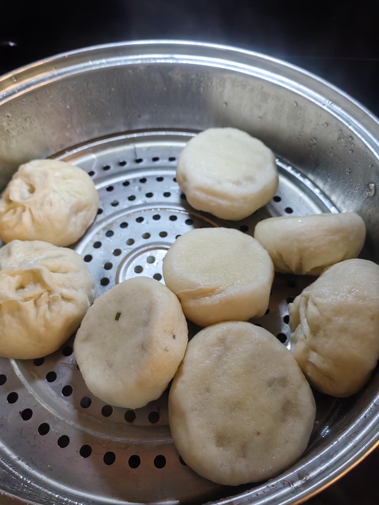 蒸了一锅韭菜葶猪肉馅包子。一家人都挺爱吃。还熬了一锅绿豆汤。
    晚安