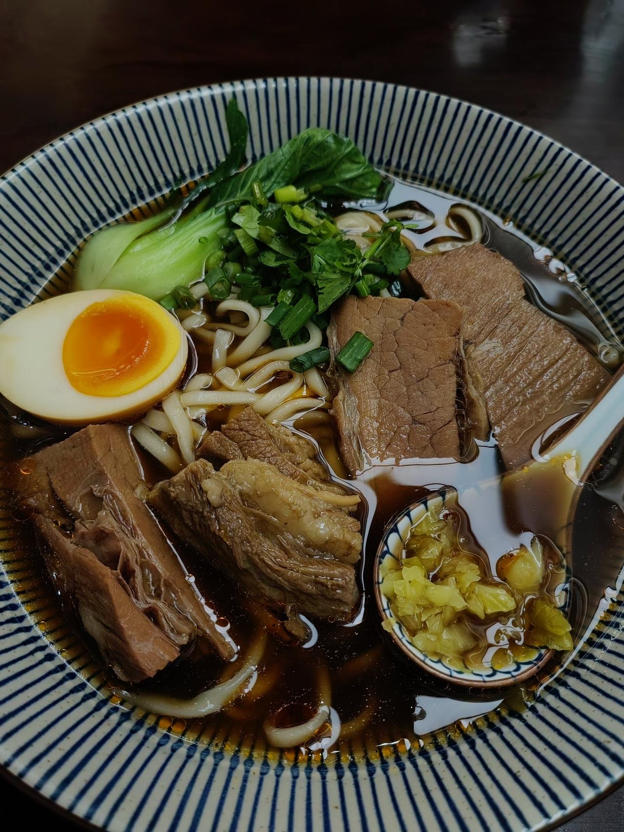 到了台湾省，我最想做的就是吃台北的牛肉面。台北牛肉面可是遍布台湾大街小巷的平民美