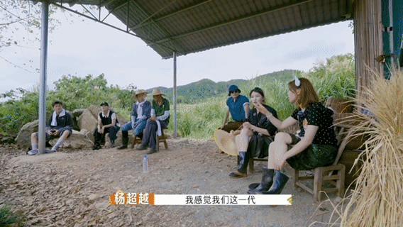 超越聊起家乡变化时那股熟稔劲儿，像极了过年回家唠嗑的邻家妹妹，带着烟火气的真诚最