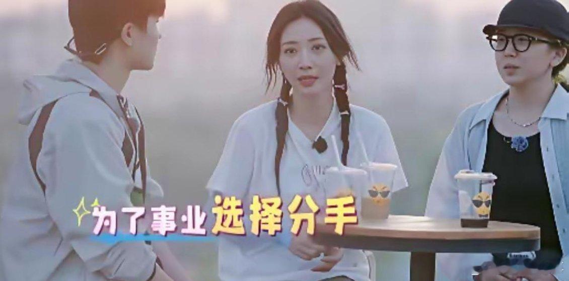 柳岩在一档综艺里聊起往昔感情，讲起自己为追梦舍弃爱情的经历。当时她妈妈重病，自己