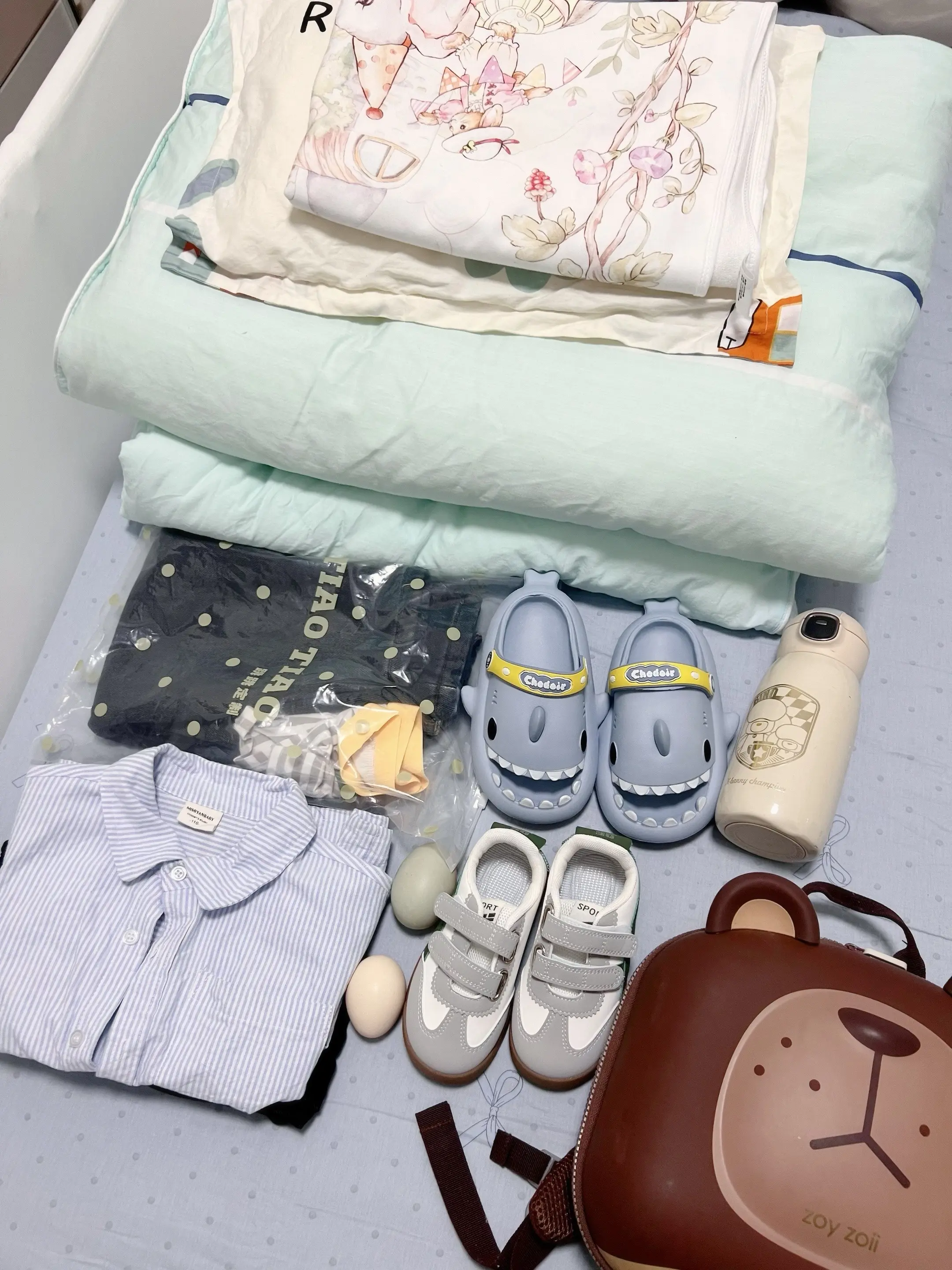 听说幼儿园爱哭，煮两个｛滚蛋｝就不会哭了，在家里门口滚一滚学校门口滚一...