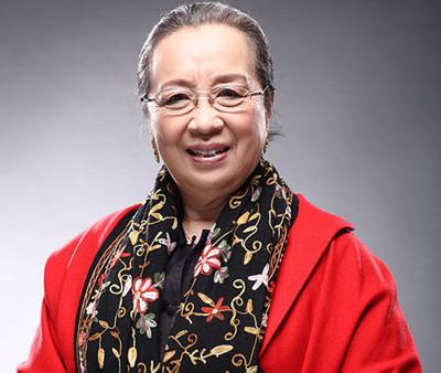 一天，李明启8岁的孙子对李明启说:“奶奶你别送我上学了。”李明启大为不解:“为什